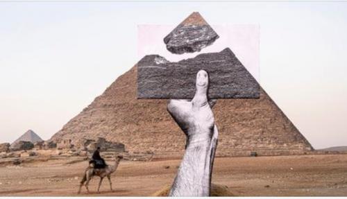 Kim tự tháp đầu tiên ở Ai Cập được xây dựng khi nào?