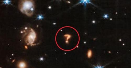 NASA chụp được hình dấu chấm hỏi lơ lửng trong không gian vũ trụ!