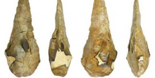 Phát hiện kho báu 300.000 năm tuổi của loài người khổng lồ tại Anh.