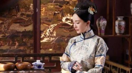 Phi tần xưa đeo nhẫn vàng, treo đèn lồng đỏ ở cửa mỗi tháng một lần là có ý gì?