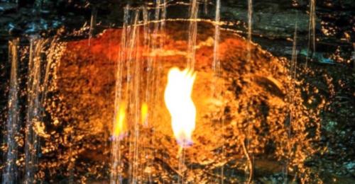 Bí ẩn “Ngọn lửa vĩnh cửu” bên trong thác nước thác Eternal Flame chưa bao giờ tắt
