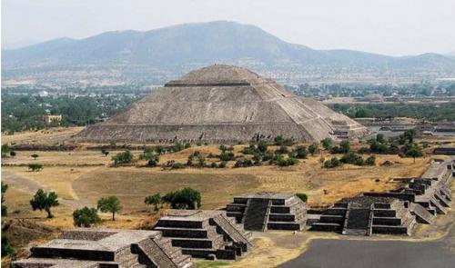 Kim tự tháp bí ẩn lớn gấp 2 lần Giza: Do người khổng lồ cao 3m xây dựng?