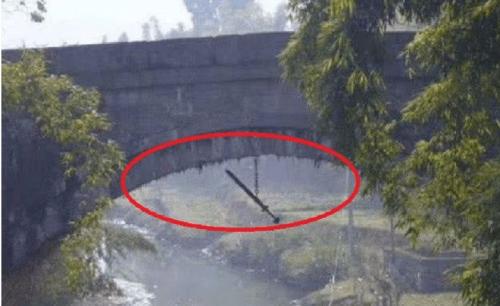 Thanh kiếm treo dưới cây cầu cổ, vì sao hơn 170 năm không ai dám lấy cắp?