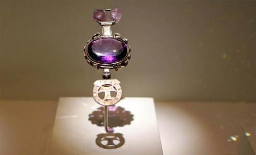 Viên đá thạch anh tím bị nguyền rủa: Tai ương và khốn khổ theo sau viên ngọc cổ