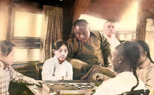 Bộ ảnh màu hiếm thời nhà Thanh: Nhan sắc của kỹ nữ chơi mạt chược gây bất ngờ lớn
