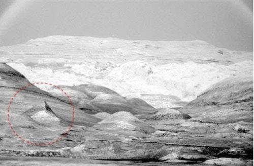 Kim tự tháp trên sao Hỏa – ảnh chụp từ tàu thăm dò Curiosity của NASA