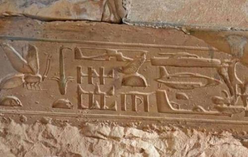 Vì sao máy bay, trực thăng, khủng long lại xuất hiện trong các tác phẩm nghệ thuật cổ đại?