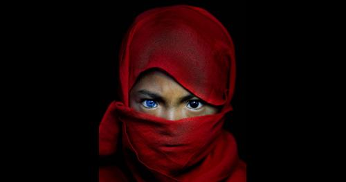 Bí ẩn đôi mắt xanh biếc của bộ tộc Indonesia hiếm gặp