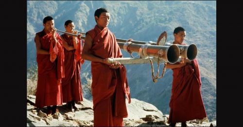 Bí ẩn sức mạnh của âm thanh: Lạt-ma Tây Tạng niệm chú nâng đá tảng!