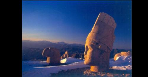 Lạ lùng dãy núi những đầu tượng khổng lồ