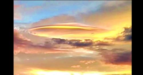 UFO khổng lồ bị phát hiện lúc hoàng hồn trên bầu trời Reykjavik, Iceland