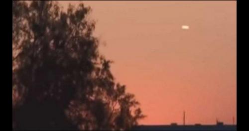 UFO hình điếu xì gà được quay lại ở Fort Worth, Texas