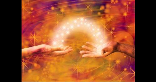 Sức mạnh trong tay chúng ta: Cách hấp thu năng lượng tâm linh thông qua đôi bàn tay